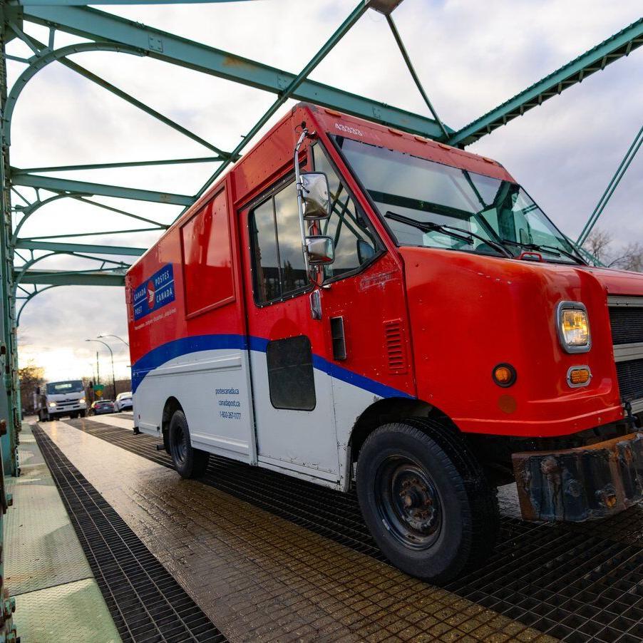 Jobs minister presses Canada Post, workers to reach a deal